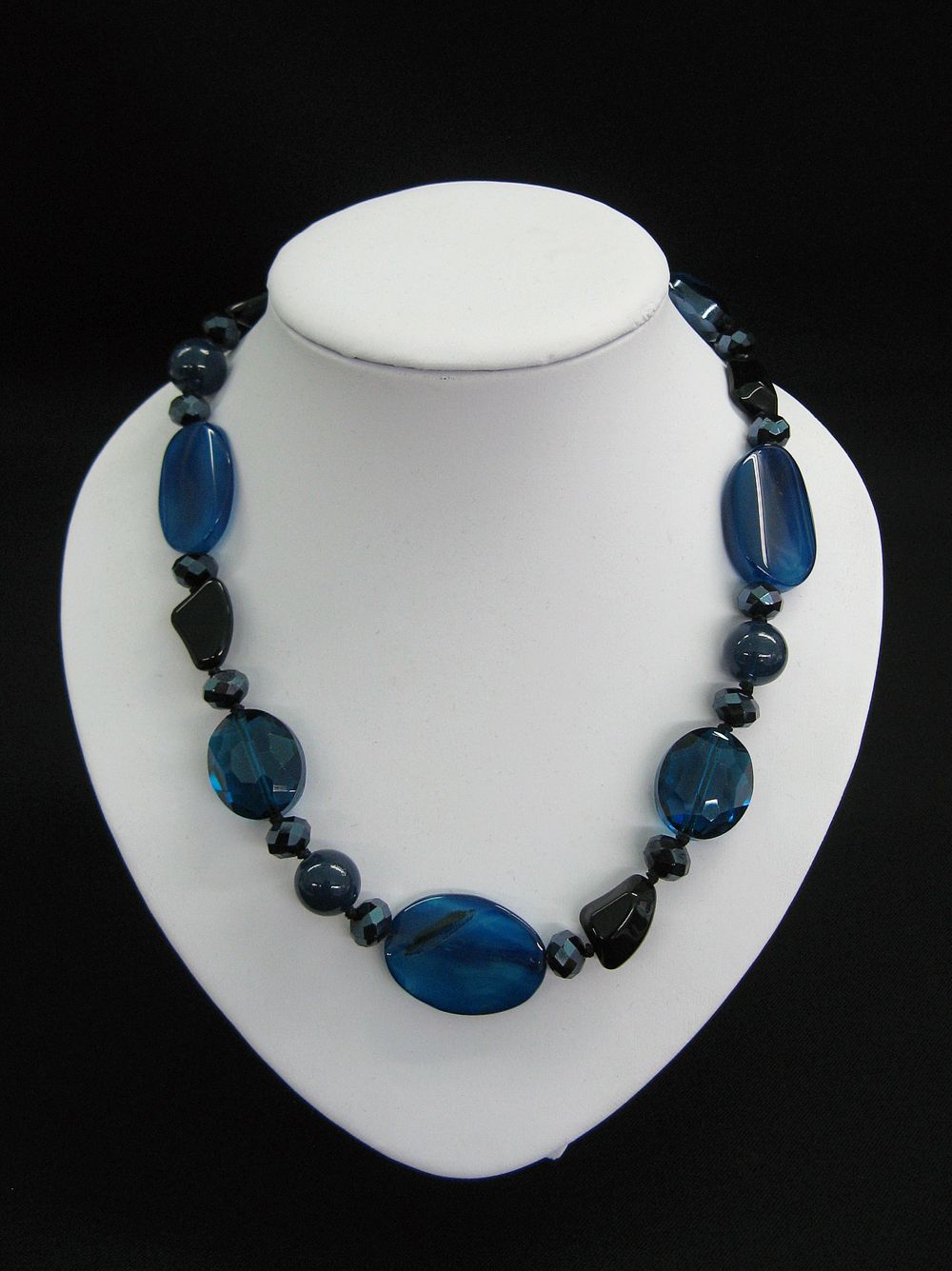 Halskette mit Edelsteinen in blau
