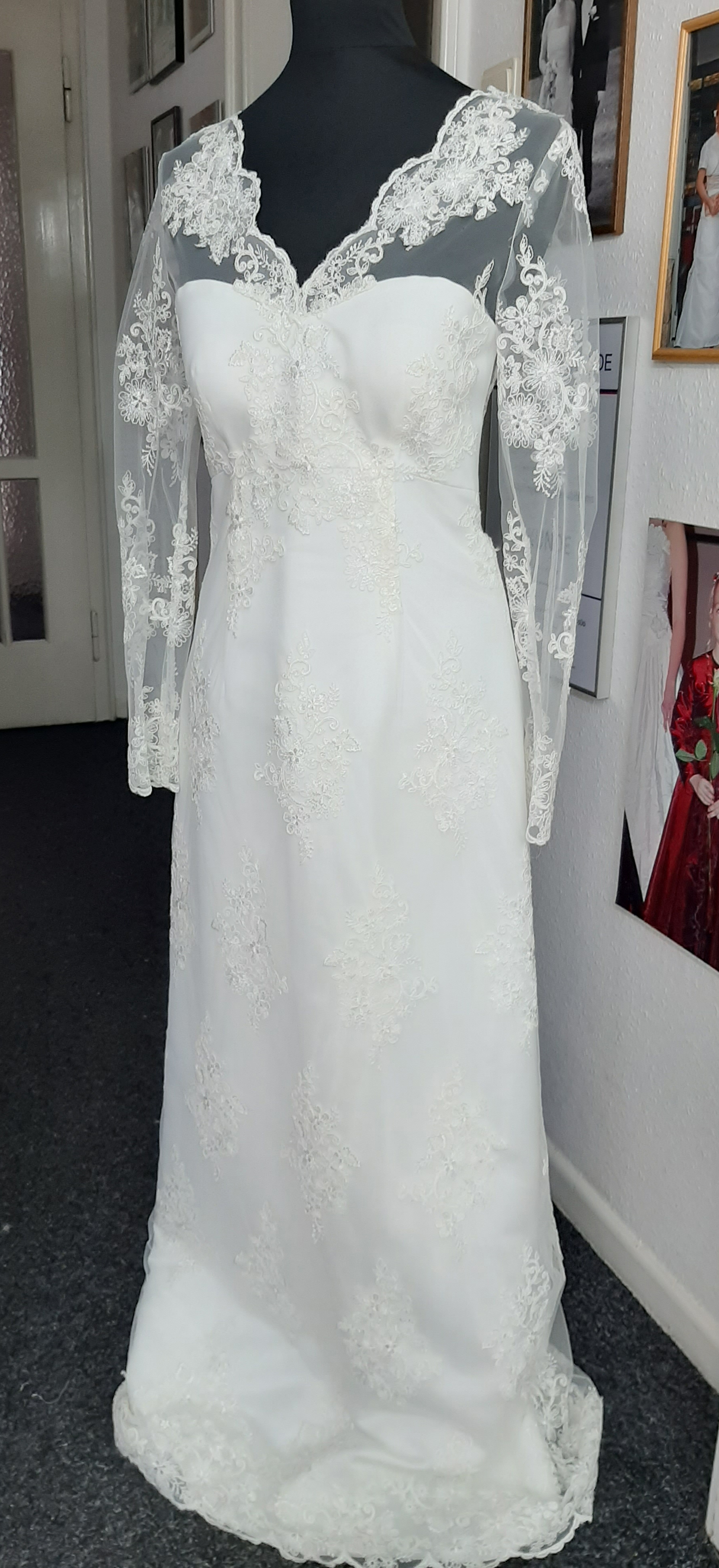 Brautkleid aus Tüllspitze auf Satin gearbeitet, Farbe Ivory , schöne Rückenansicht